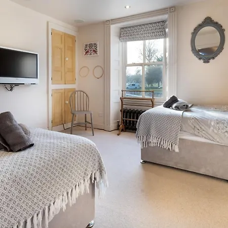 10 Castle Crescent *